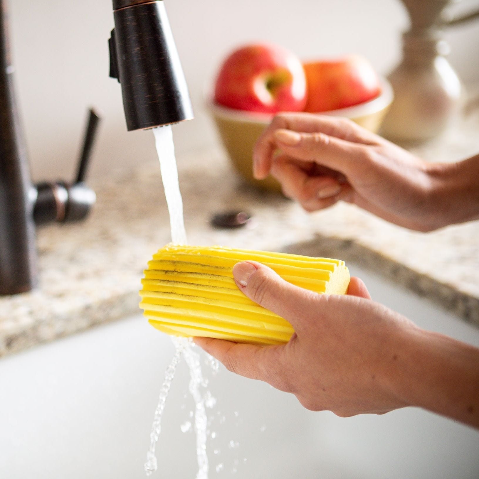 Scrub Mommy Damp Duster houbička na prach 1 ks žlutá vlnitá