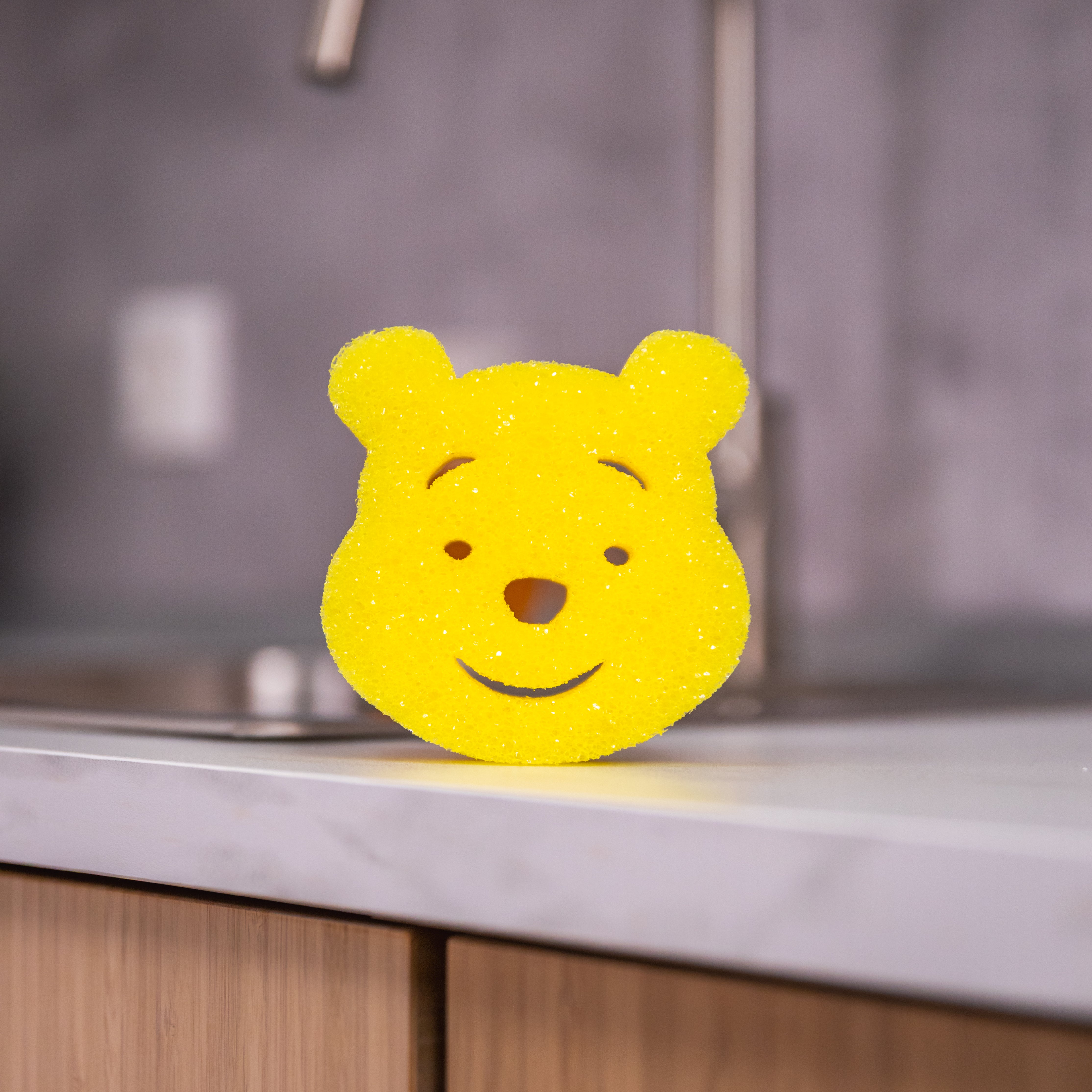 Scrub Mommy Disney Medvídek Pú houbička 1 ks oboustranná