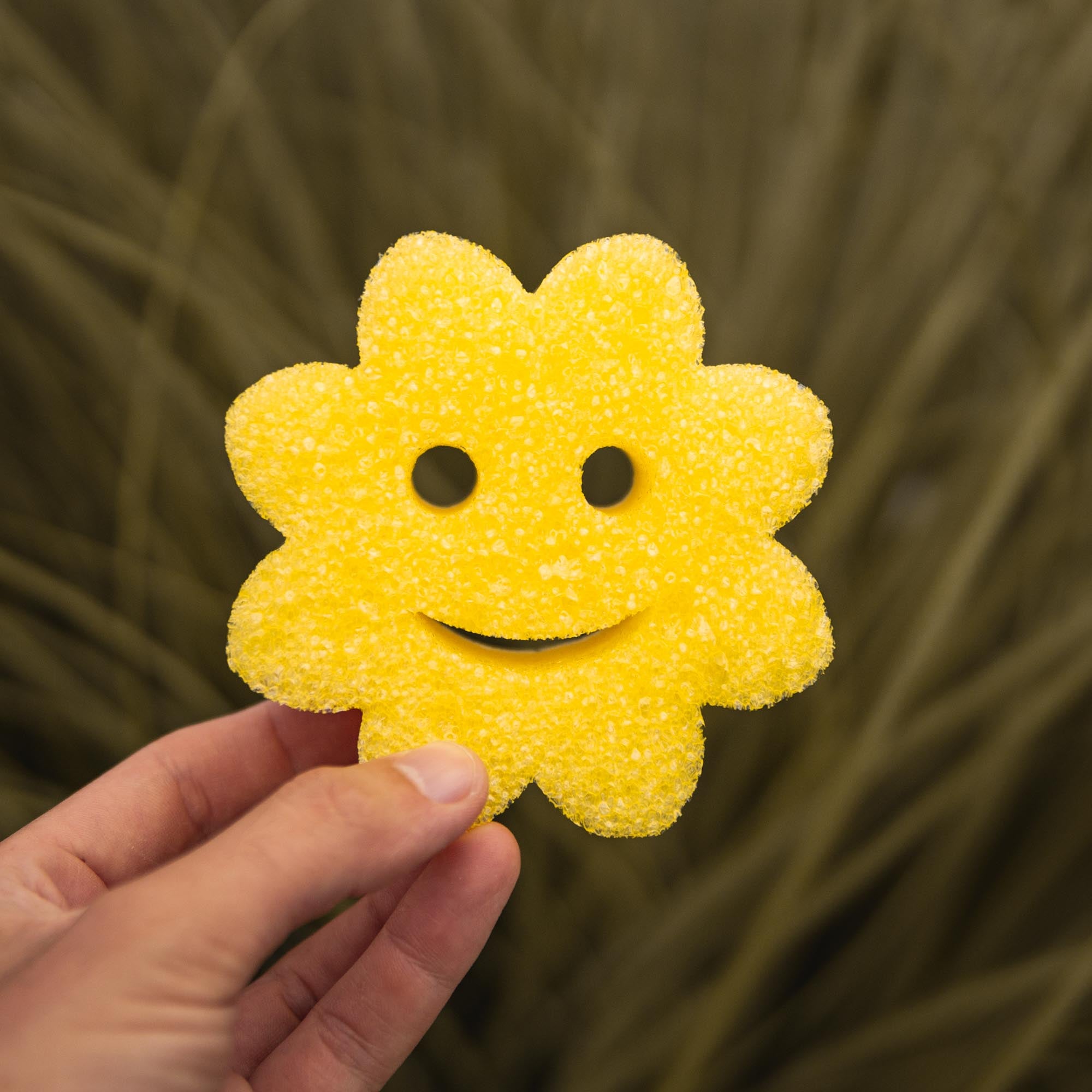 Scrub Mommy Power Flower žlutá houbička 1 ks oboustranná
